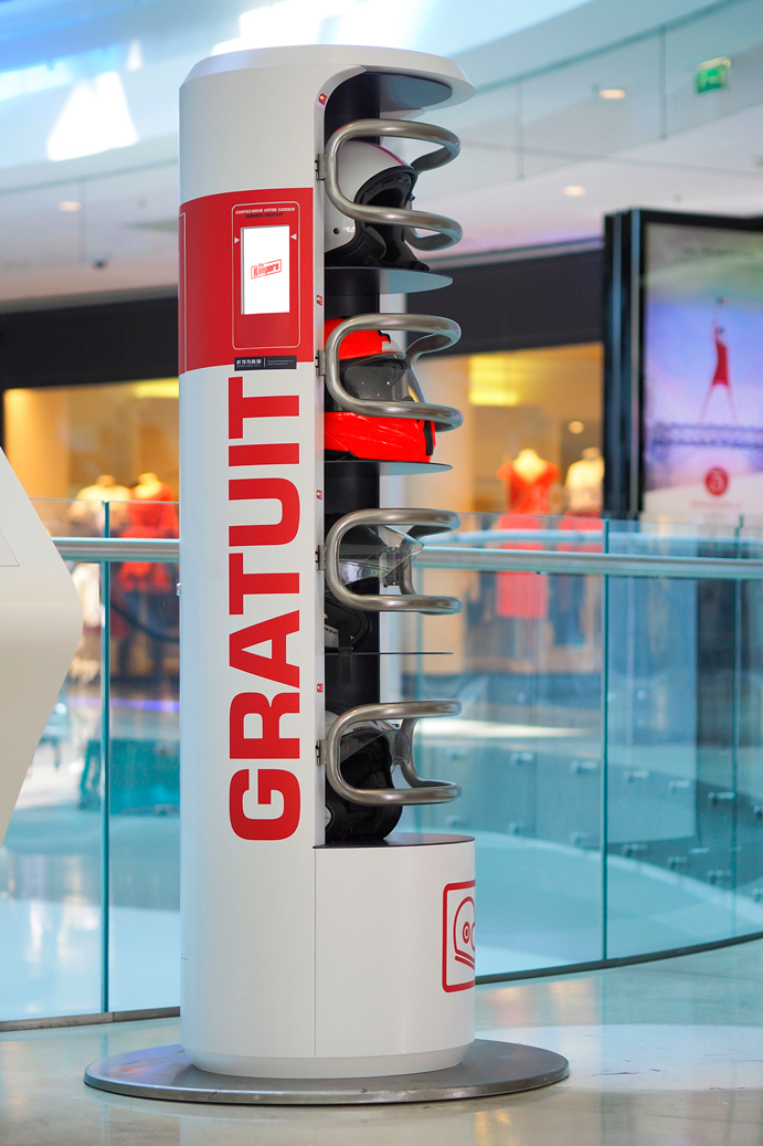 Designer-Schließfächer für Motorradhelme in großen Geschäften