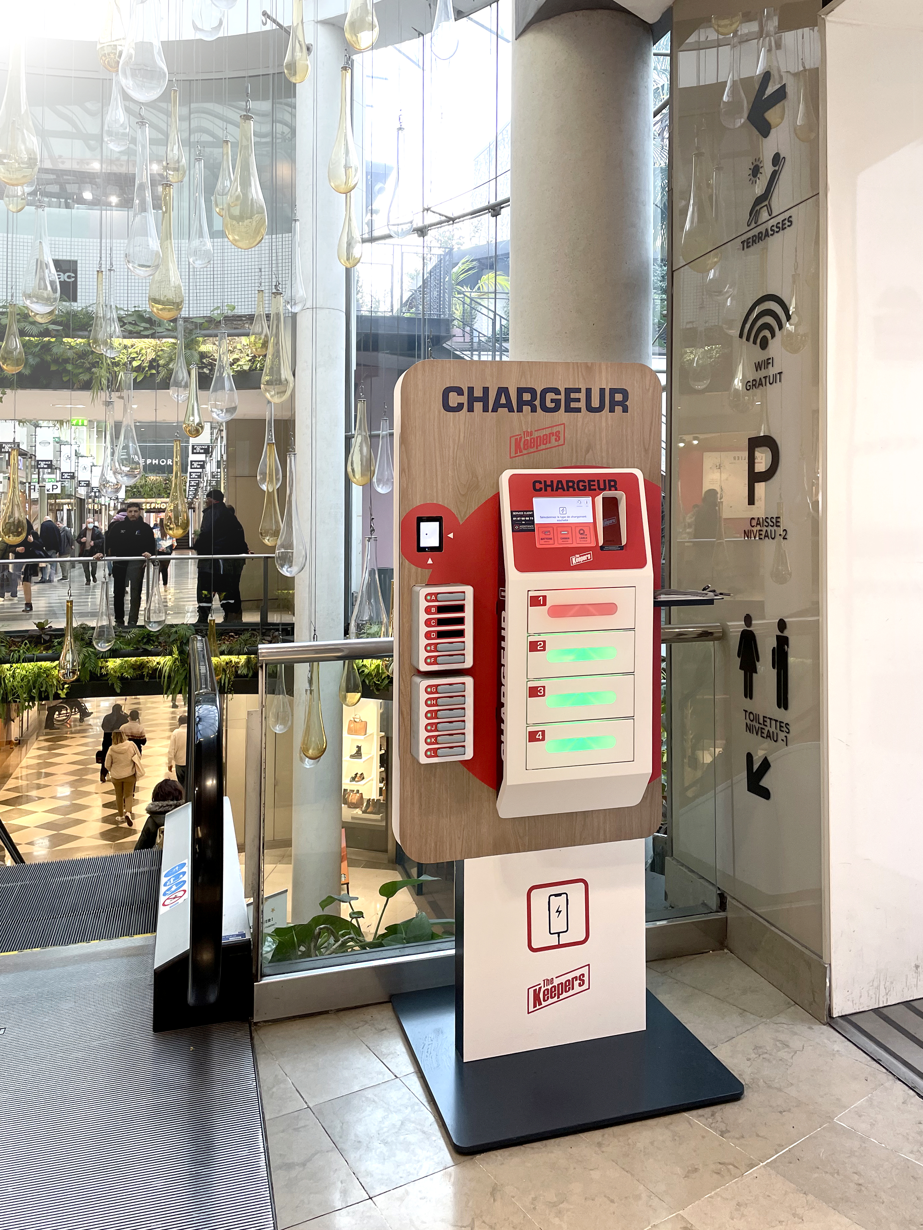 Borne de recharge de téléphones avec batteries nomades - centre commercial Passage du Havre Borne de recharge de téléphones avec batteries nomades - centre commercial Passage du Havre