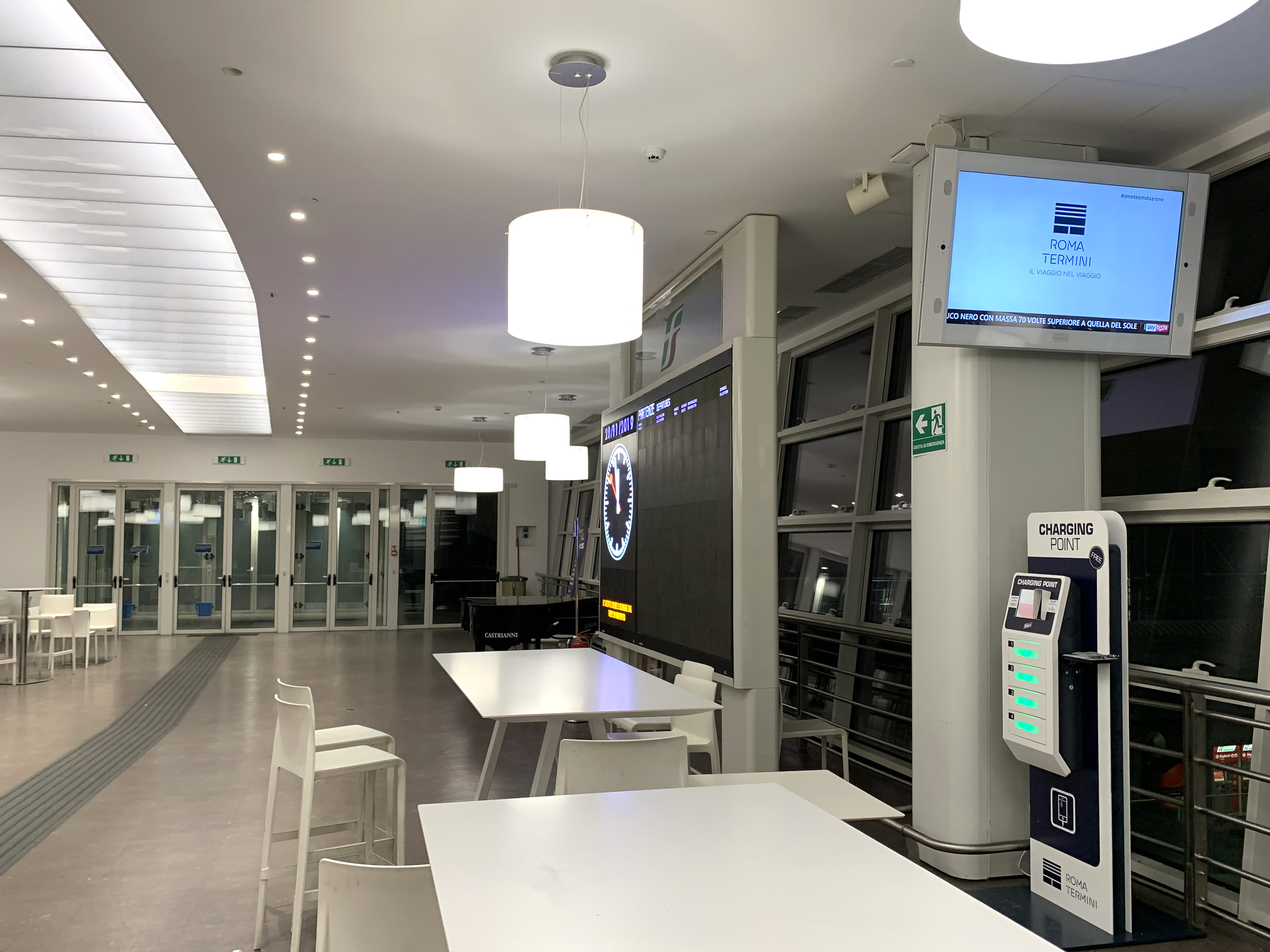 Station de recharge de smartphone en Gare de Roma Termini Station de recharge de smartphone en Gare de Roma Termini