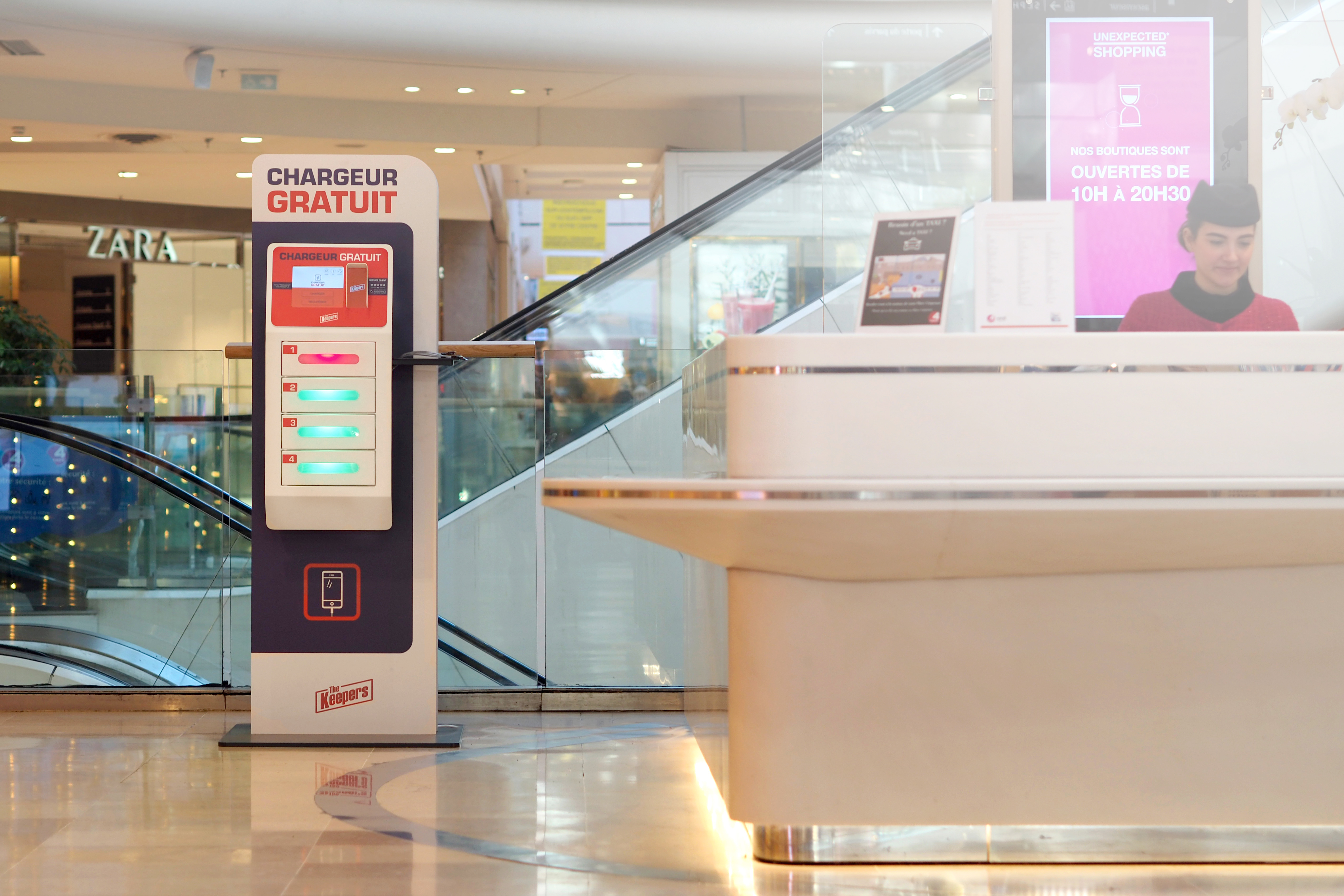 Casier de recharge pour téléphones à l'acceuil d'un hypermarché Casier de recharge pour téléphones à l'acceuil d'un hypermarché