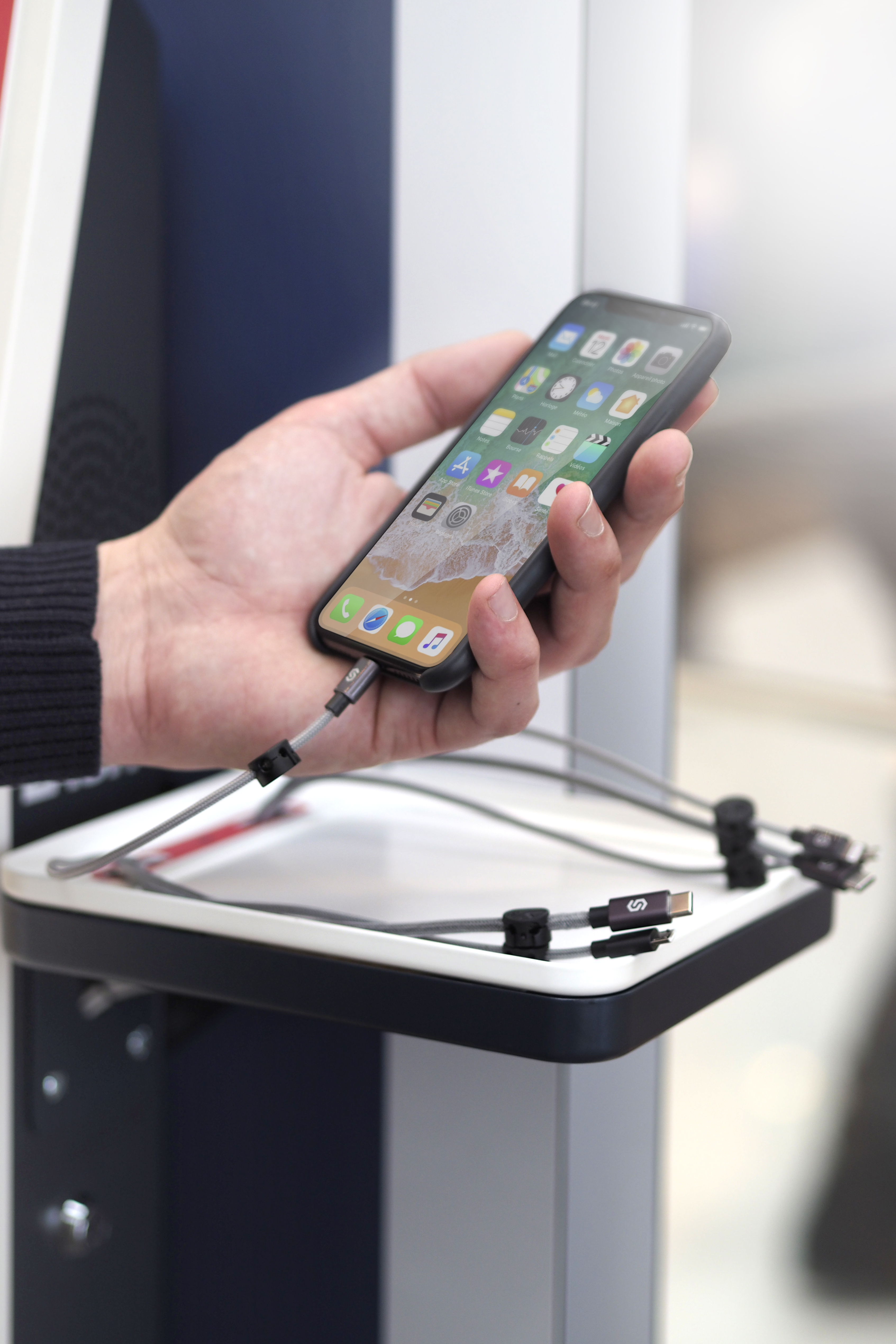 Borne casiers de recharge de téléphones sécurisés et autonomes pour les universités Borne casiers de recharge de téléphones sécurisés et autonomes pour les universités