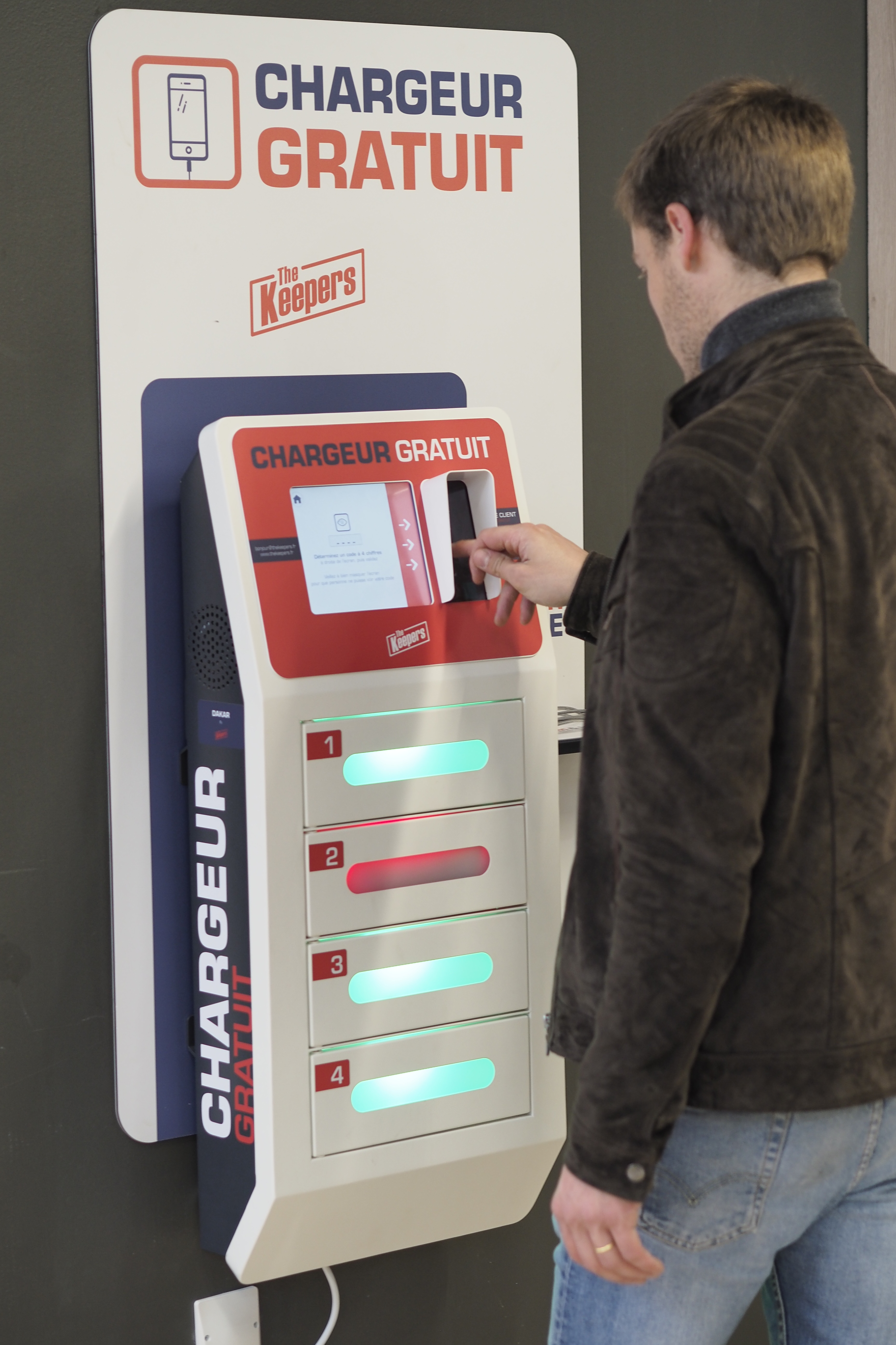 Borne casiers de recharge de téléphones sécurisés et autonomes pour les étudiants Borne casiers de recharge de téléphones sécurisés et autonomes pour les étudiants