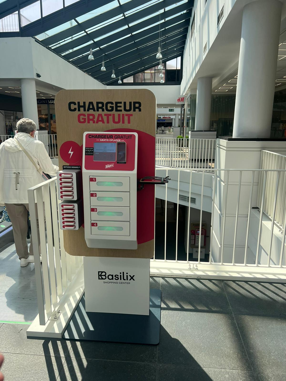 Borne de recharge de téléphones 3-en-1 avec batteries nomades, casiers sécurisés et câbles en libre-service Borne de recharge de téléphones 3-en-1 avec batteries nomades, casiers sécurisés et câbles en libre-service